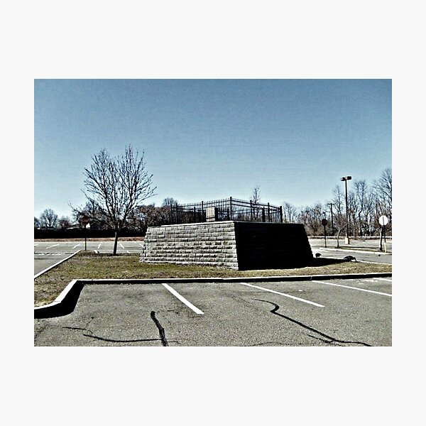 Artikelvorschau, Mary Ellis grave in the Loews Theatre parking lot, New Brunswick NJ entworfen und verkauft von Jane Neill-Hancock.