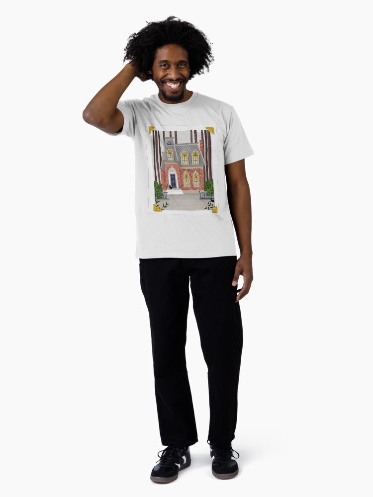 Imagen 3 de 4, Camiseta premium con la obra Pequeña casa antigua con gatos negros, diseñada y vendida por paulahurtado.