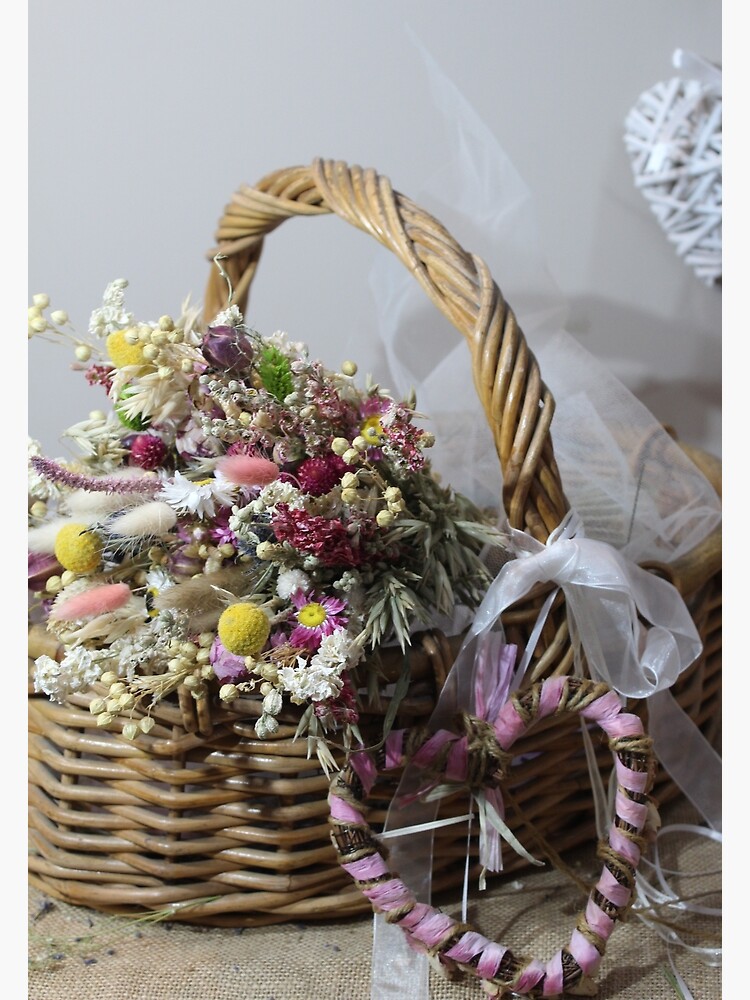 Cesta de mimbre decorada con flores secas y preservadas en tonos rosas -  Trencadissa Art floral