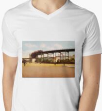 Camiseta para hombre de cuello en v Elevated Train at 110th Street NYC Photo-Print