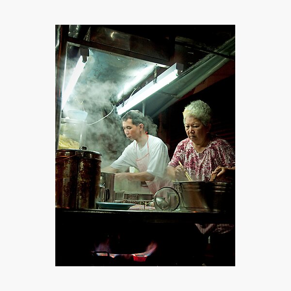 Aperçu de l'œuvre  Prok barbecue en tranches et légumes servis avec sauce soja et huile de sésame. Il est plus familièrement connu sous le nom de `` tok-tok mee '' en raison du bruit des bâtons de bambou frappés par les vendeurs dans le passé pour attirer l'attention sur l créée et vendue par STang.
