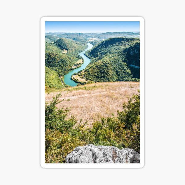 Campagne de paysage vallonné français avec vue sur la rivière Ain en été Sticker