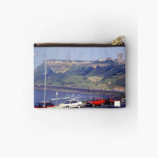 Artikelvorschau, Scarborough Castle - Retro Ansicht entworfen und verkauft von stevefreestone.