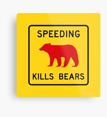 Lámina metálica Exceso de velocidad mata osos, señal de tráfico, California, EE. UU.