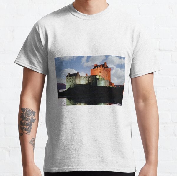 Das Eilean Donan Castle im schottischen Hochland ist eines der schönsten schottischen Schlösser Classic T-Shirt