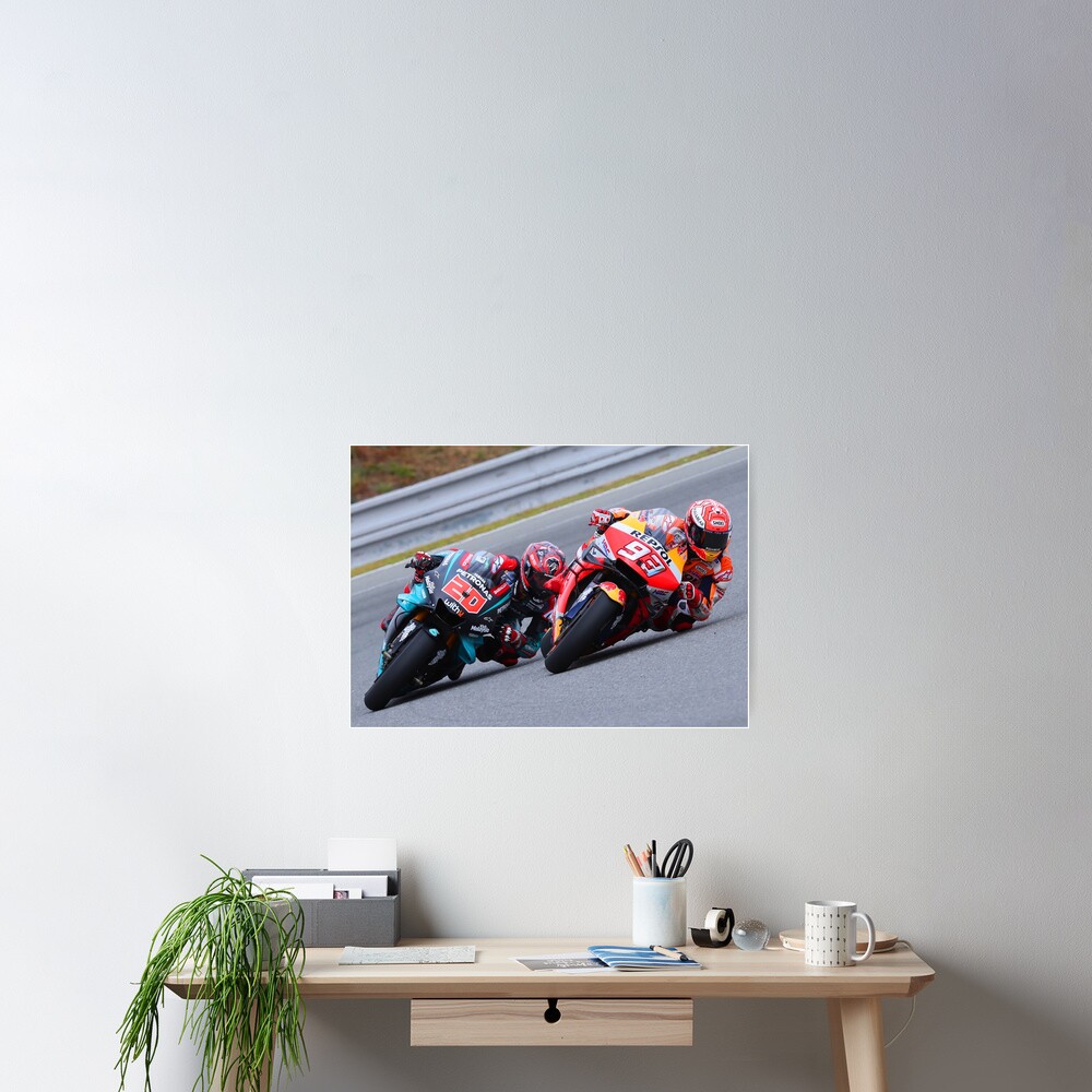 "Marc Marquez kämpft mit Fabio Quartararo" Poster von ...