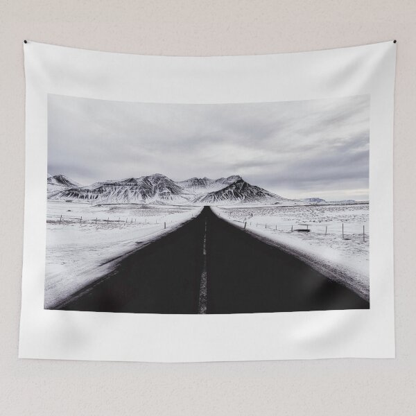 Artikelvorschau, An Icelandic road entworfen und verkauft von Kana Photography.