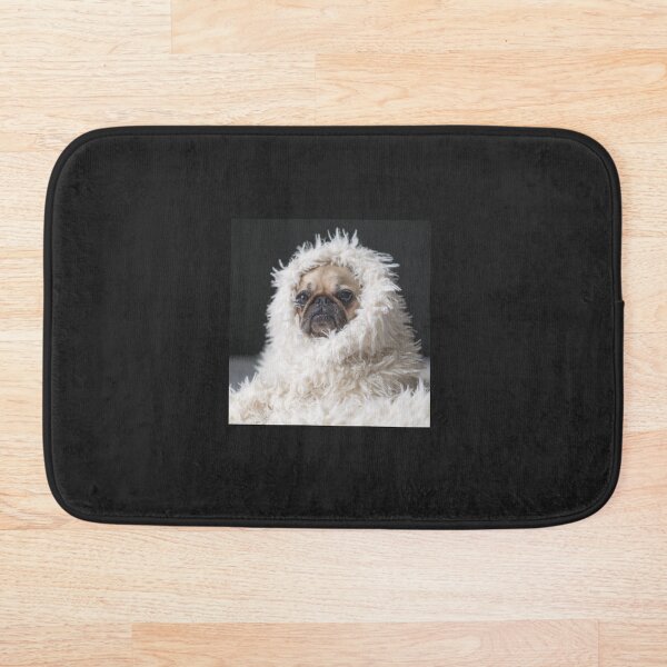 Puppy Pug en una alfombra blanca Alfombra de baño