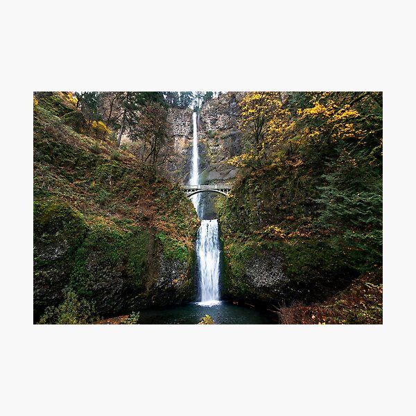 Aperçu de l'œuvre Multnomah Falls à l'automne créée et vendue par Raul Cano.