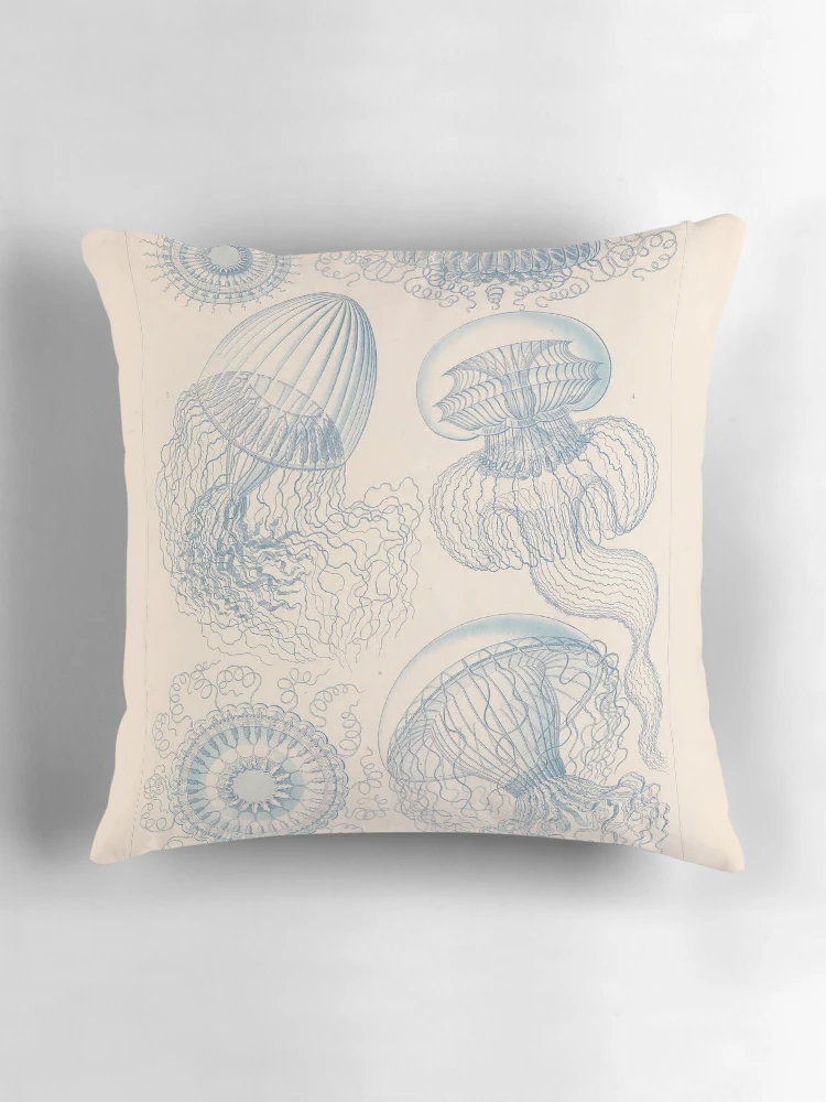 Aperçu 3 sur 4. Coussin avec l'œuvre Kunstformen der Natur... créée et vendue par Rodeoclash.