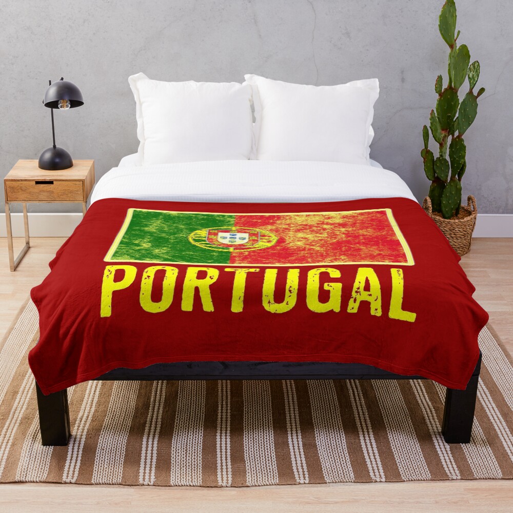 Portugal Flag Love Portuguese Pride Patriot Vintage Distressed Flag Design Throw Blanket