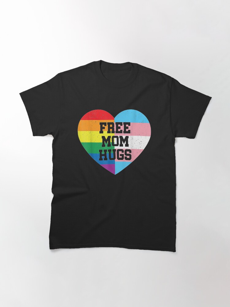 Thumbnail 3 von 7, Classic T-Shirt, Kostenlose Mutter umarmt Stolz Geschenk Regenbogenfahne Familie designt und verkauft von JesseMill.