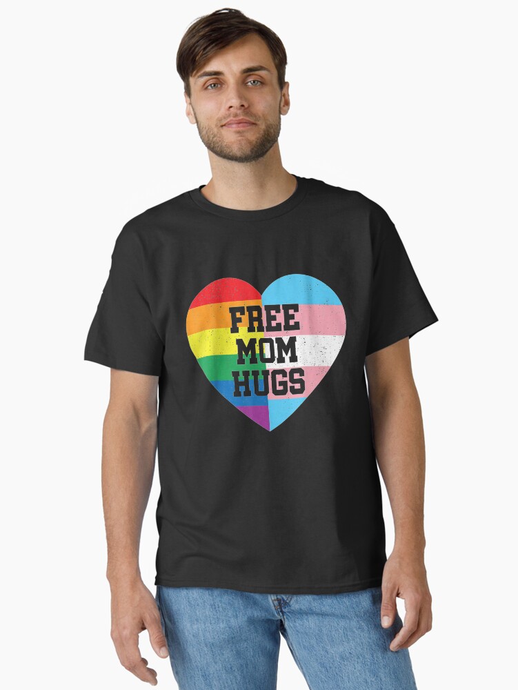 Thumbnail 1 von 7, Classic T-Shirt, Kostenlose Mutter umarmt Stolz Geschenk Regenbogenfahne Familie designt und verkauft von JesseMill.