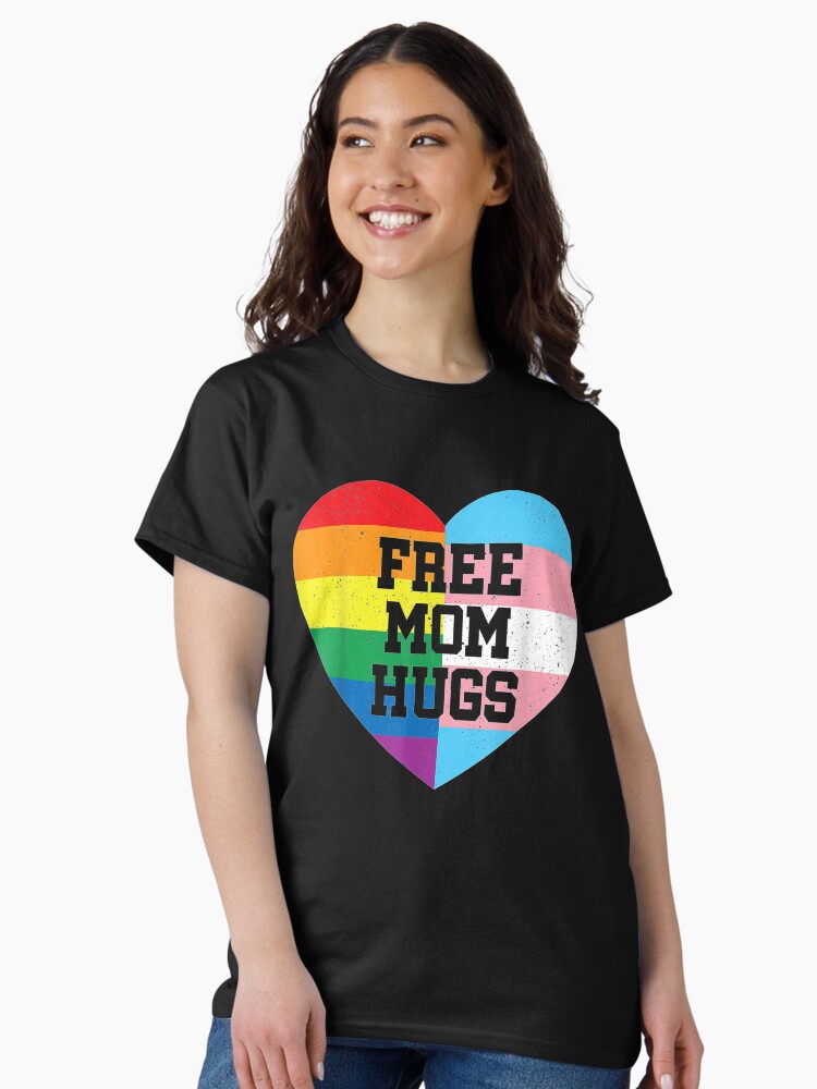 Thumbnail 2 von 7, Classic T-Shirt, Kostenlose Mutter umarmt Stolz Geschenk Regenbogenfahne Familie designt und verkauft von JesseMill.