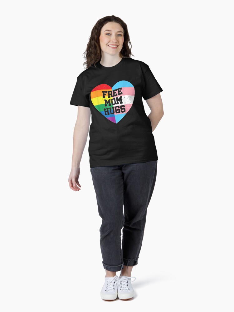 Thumbnail 4 von 7, Classic T-Shirt, Kostenlose Mutter umarmt Stolz Geschenk Regenbogenfahne Familie designt und verkauft von JesseMill.