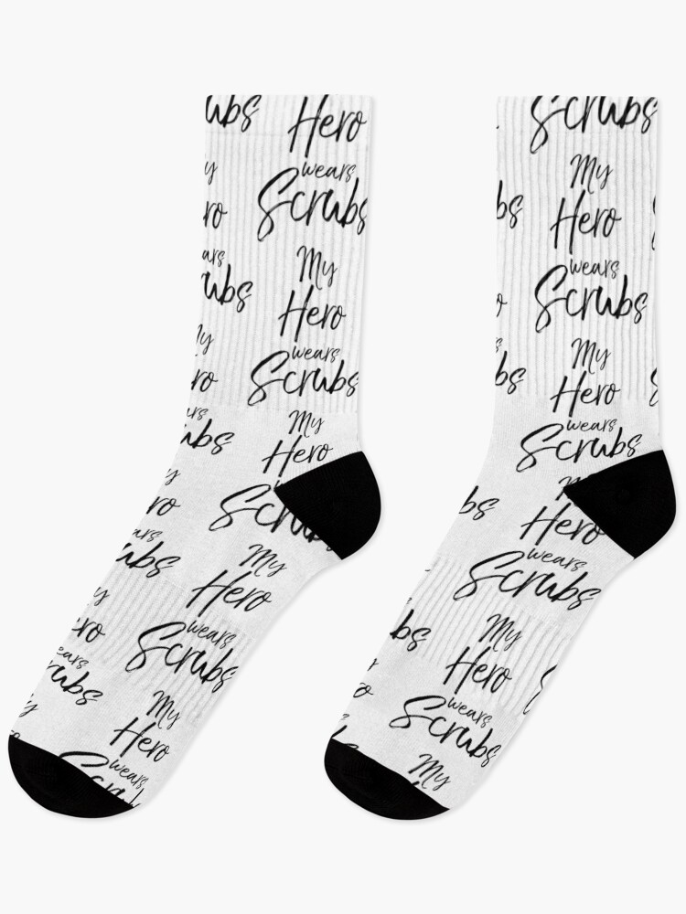Aperçu 1 sur 5. Chaussettes avec l'œuvre My Hero Wears Scrubs créée et vendue par TNDesignStudio.