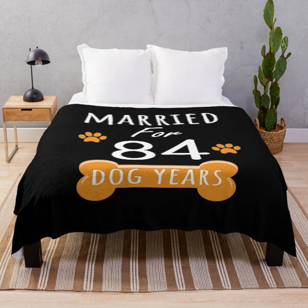 Artikelvorschau, 12. Jahrestag lustig verheiratet für 84 Hundejahre Ehe Design entworfen und verkauft von Grabitees.