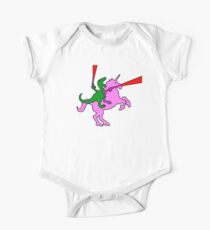 Dinosaurier, der unsichtbares rosa Einhorn reitet Baby Body Kurzarm