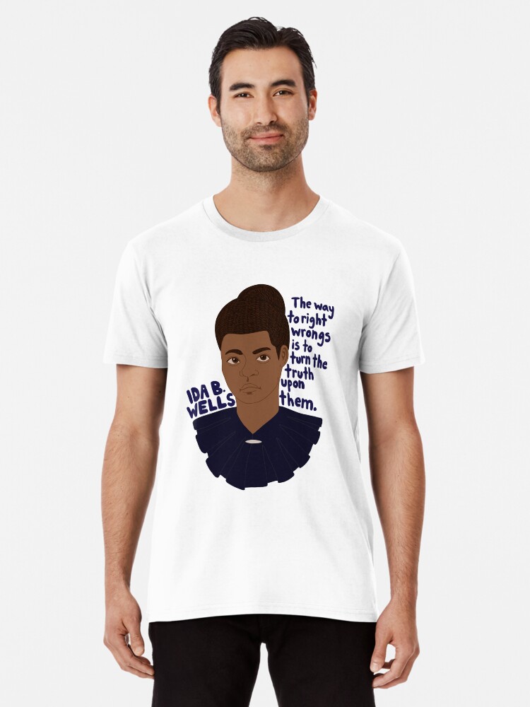 Imagen 1 de 6, Camiseta premium con la obra Ida B. Wells - La manera de corregir los errores es aplicarles la verdad, diseñada y vendida por paumolaco.