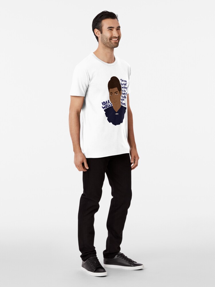 Imagen 3 de 6, Camiseta premium con la obra Ida B. Wells - La manera de corregir los errores es aplicarles la verdad, diseñada y vendida por paumolaco.