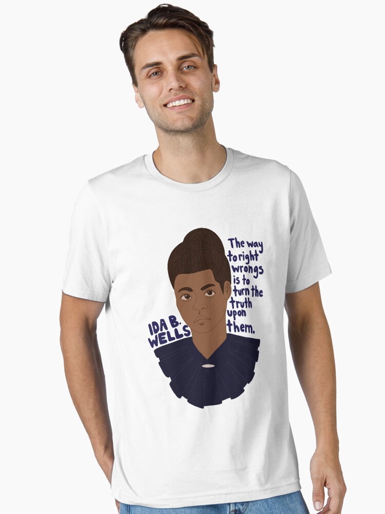 Imagen 1 de 7, Camiseta esencial con la obra Ida B. Wells - La manera de corregir los errores es aplicarles la verdad, diseñada y vendida por paumolaco.