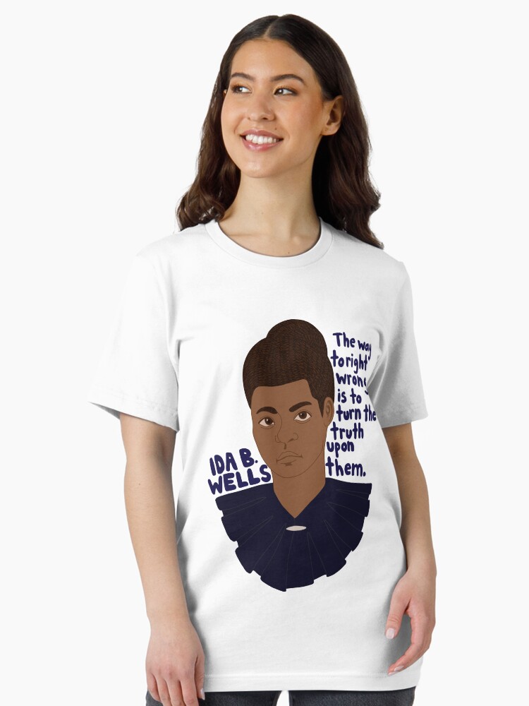Imagen 2 de 7, Camiseta esencial con la obra Ida B. Wells - La manera de corregir los errores es aplicarles la verdad, diseñada y vendida por paumolaco.
