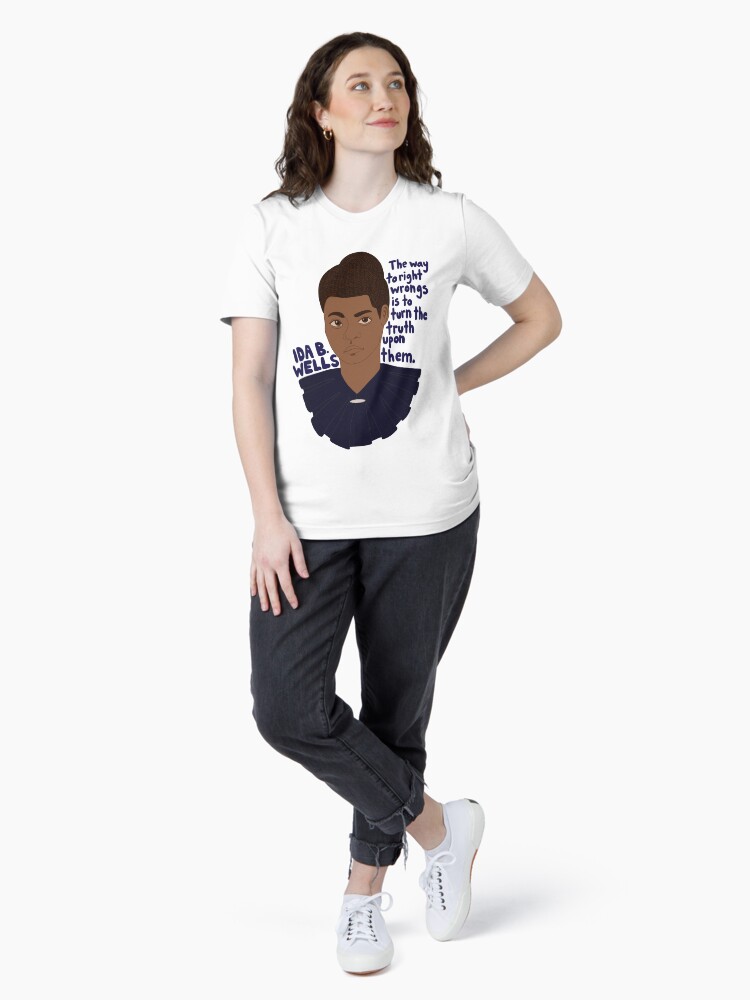 Imagen 4 de 7, Camiseta esencial con la obra Ida B. Wells - La manera de corregir los errores es aplicarles la verdad, diseñada y vendida por paumolaco.