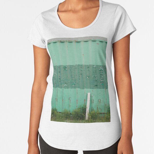 two by four leaning Premium Scoop T-Shirt