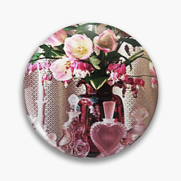 Artikelvorschau, Stillleben Vintage rosa Parfümflaschen entworfen und verkauft von ginawaltersdorf.