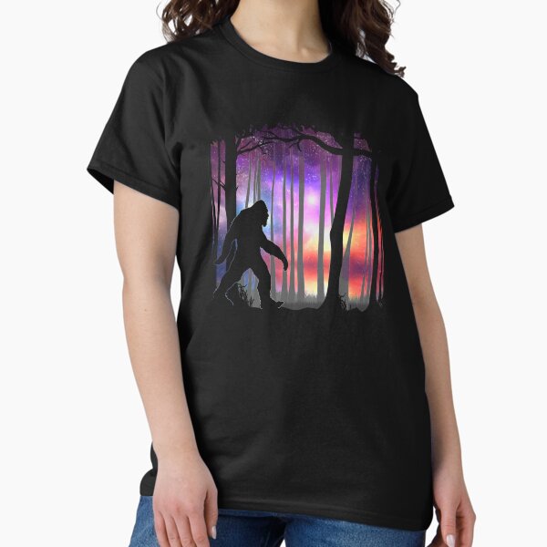 Artikel-Vorschau von Bigfoot Northern Lights - Buntes Galaxy Aurora Cryptid Geschenk, designt und verkauft von NatIntrovertSoc.