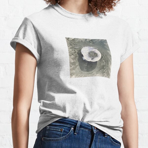 Splashing Clamshell Classic T-Shirt