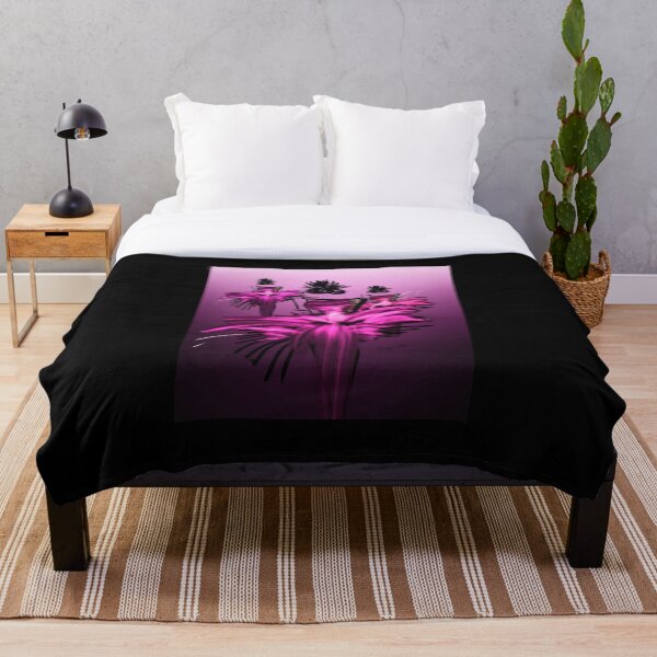 Artikelvorschau, Modeillustration von drei Modellen in leuchtend rosa Abendkleidern entworfen und verkauft von PetaJaneDesigns.