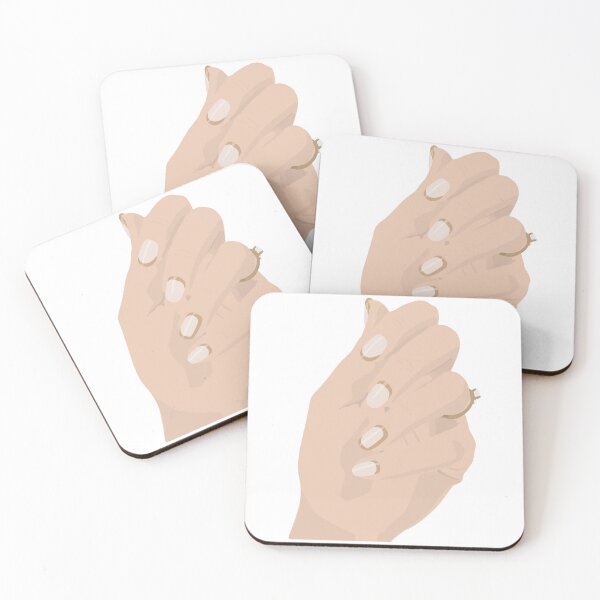 Aperçu de l'œuvre Manucure beige avec nail art doré créée et vendue par byalessiamariee.