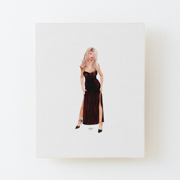 Tasha - Blondine im weinroten Samtkleid Aufgezogener Druck auf Holz