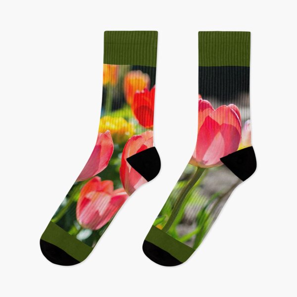 Artikelvorschau, Rote Tulpen im Garten entworfen und verkauft von lena-maximova.