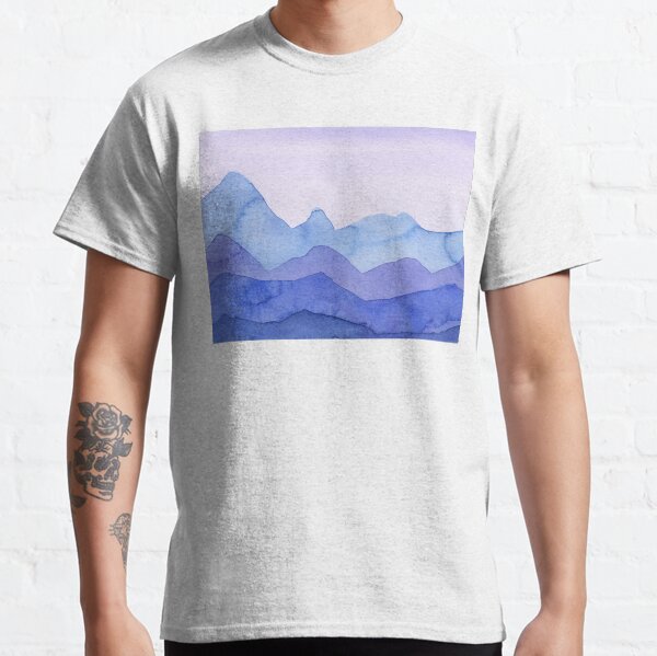 Berge in Blau, Violett Classic T-Shirt