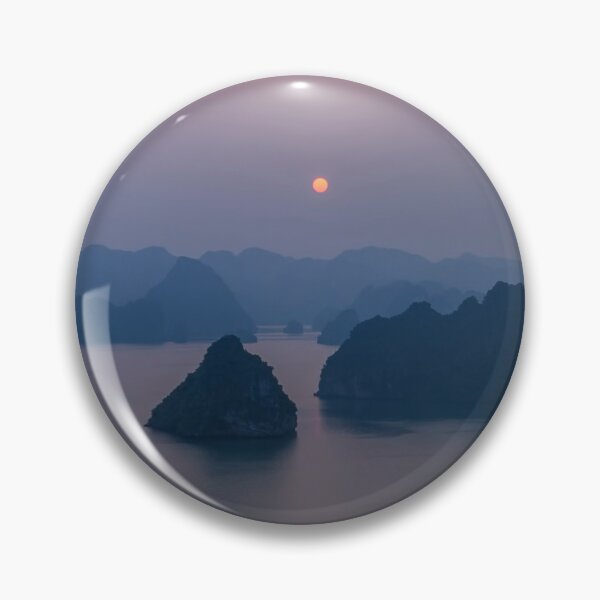 Artikelvorschau, Sonnenuntergang über der Halong-Bucht - Vietnam entworfen und verkauft von Ulysse Pixel.