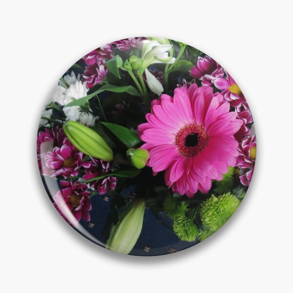 Artikelvorschau, Rosa Gerbera Daisy und Lily Buds Vignette entworfen und verkauft von Kathryn Jones.