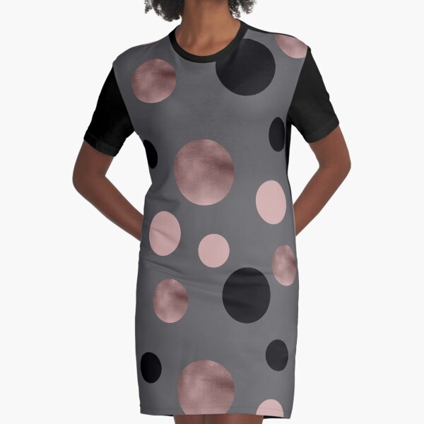 rosa und schwarze Punkte. T-Shirt Kleid