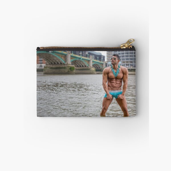Artikelvorschau, Hot Model auf der Themse in London mit Kenolivier entworfen und verkauft von GrahamMartin.