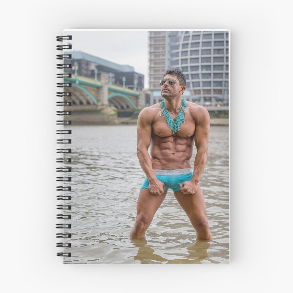 Artikelvorschau, Hot Model auf der Themse in London mit Kenolivier entworfen und verkauft von GrahamMartin.