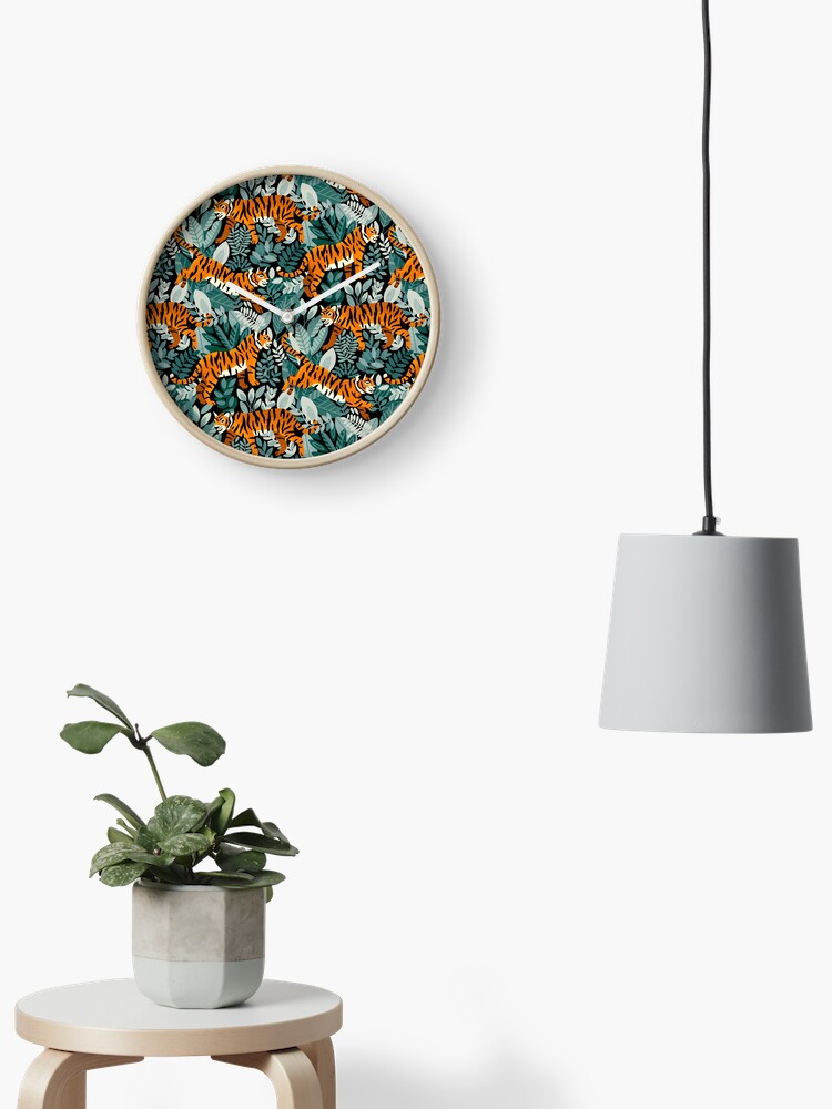 Imagen 2 de 4, Reloj con la obra Tigre de Bengala Teal Jungle, diseñada y vendida por TigaTiga.
