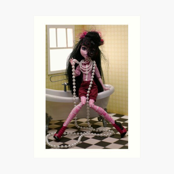 Draculaura and the Giant Pearls Art Print