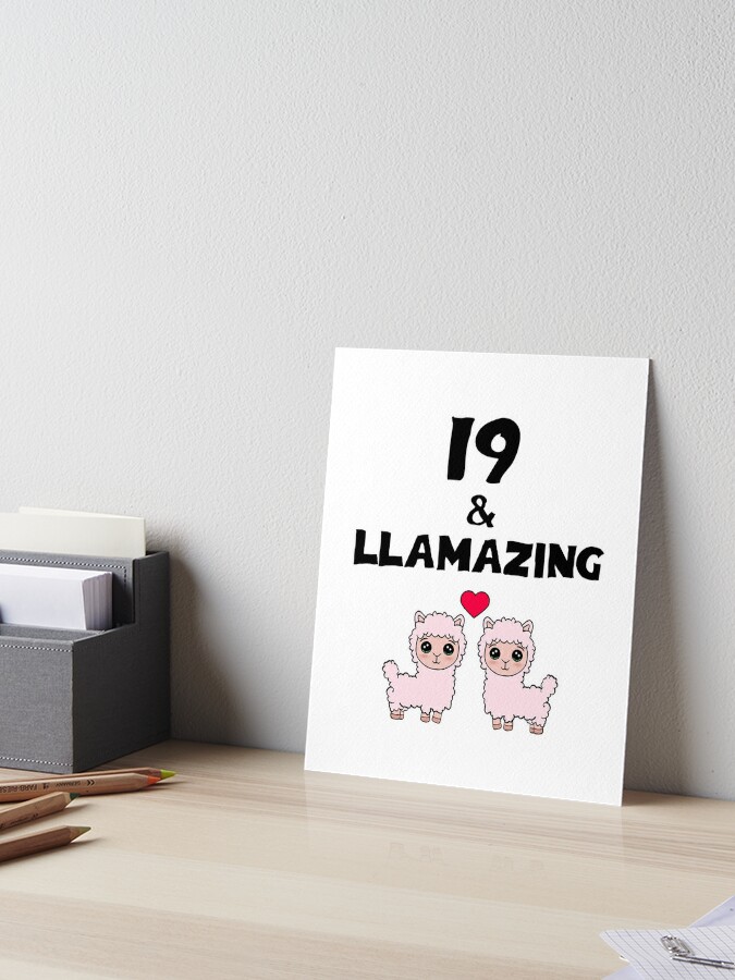 Impression Rigide 19 Et Llamazing Joyeux Anniversaire Mignon Mignon Joyeux Duveteux Kawaii Rose Petit Bebe Lamas Et Dessin Anime Coeur Rouge Souhaits D Anniversaire Par Artepiphany Redbubble