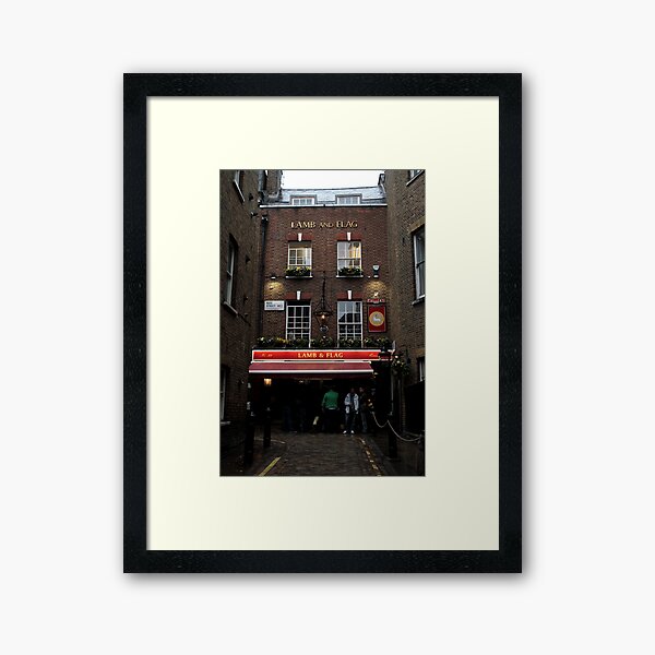Aperçu de l'œuvre Covent Garden: The Lamb & Flag - Standing Room Only créée et vendue par rsangsterkelly.