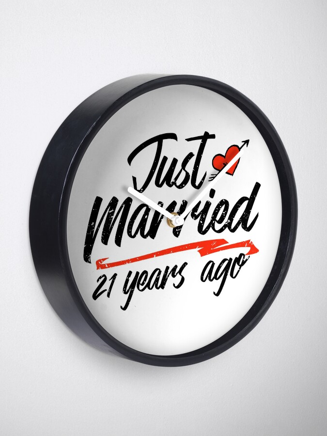 Horloge Juste Marie Il Y A 21 Ans Cadeau D Anniversaire De Mariage Drole Pour Les Couples Une Nouveaute Pour Celebrer Un Anniversaire Marquant Par Orangepieces Redbubble