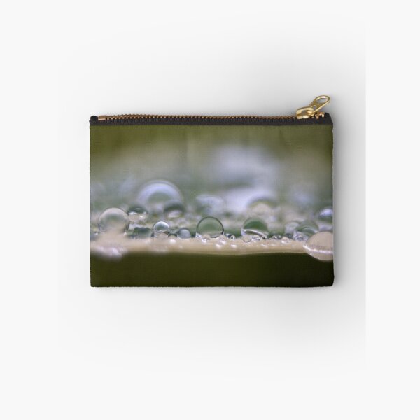 Artikelvorschau, Rain drops on grass entworfen und verkauft von Latch Farm Studios.