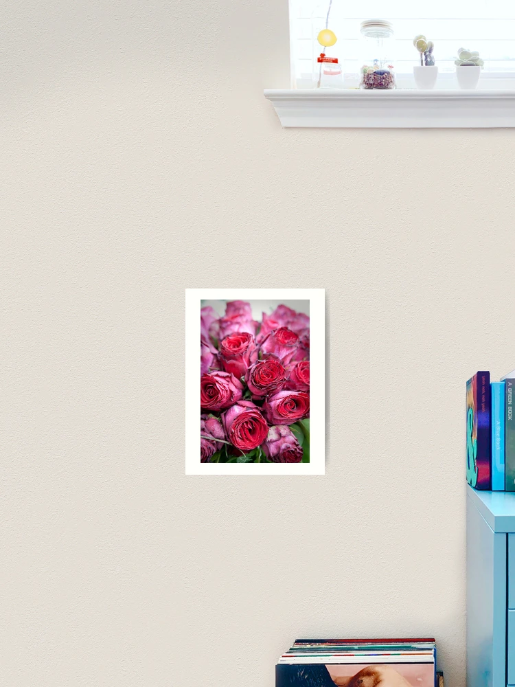 Aperçu 2 sur 3. Impression artistique avec l'œuvre Brides Bouquet de Roses Rouges créée et vendue par ElvaE.