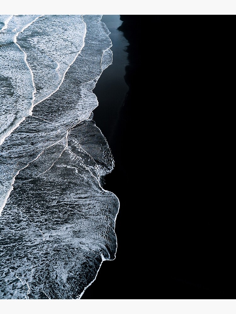 Minimalist waves and black sand beach in Iceland - Landscape Photography by regnumsaturni