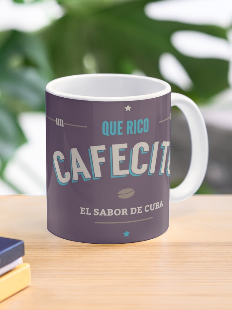 dramático Torpe Serpiente Taza de café «Que Rico Cafecito Logo» de junkydotcom | Redbubble